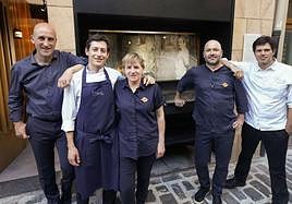 El equipo del Elkano Txiki, con Aitor Arregi a la cabeza (izda.), presto para deleitar a su clientela.