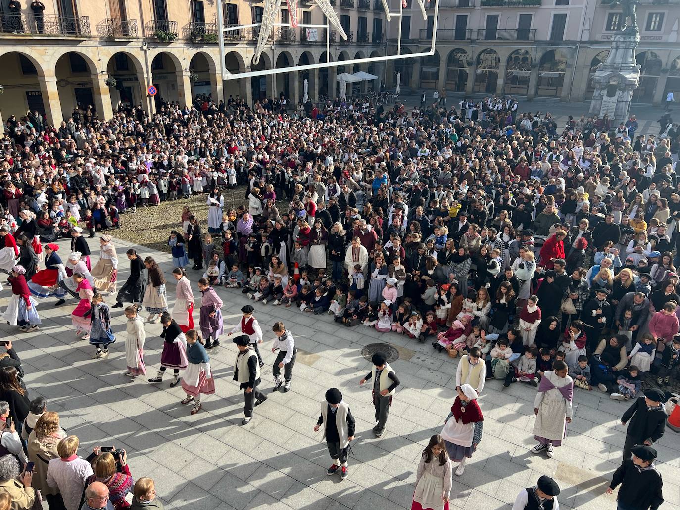 Los jóvenes dantzaris han bailado a Olentzero y Mari Domingi en Zumarraga