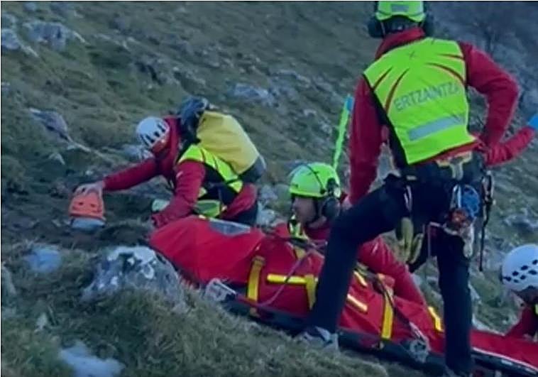 Un parapentista rescatado en las faldas del Anboto