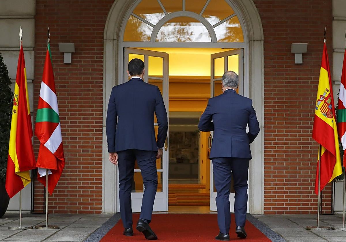 Pedro Sánchez e Iñigo Urkullu, en Moncloa durante el encuentro que mantuvieron en enero de 2021.