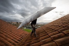 Instalación de paneles fotovoltaicos en un tejado de Irun.