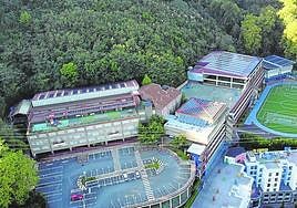 Placas solares en los tejados de Ekintza y Olarain, en Donostia.
