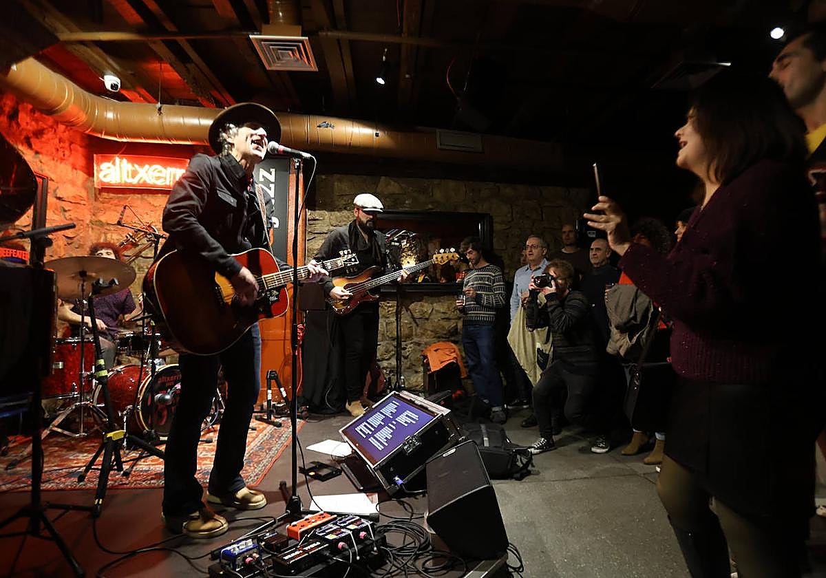 Mikel Erentxun durante el concierto acompañado por Karlos Arancegui (batería) y Lutxo Neira (bajo),