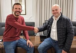 Agustín Valdivia y Jon Antxordoki tras aprobar los presupuestos.