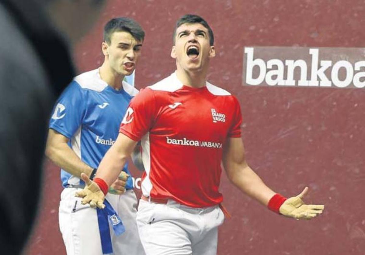 Ander Murua celebra un tanto en la final sénior, con Iker Egiguren al lado.