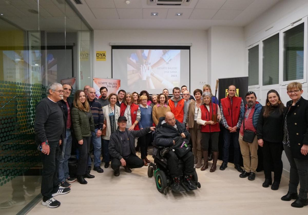 Voluntarios y directivos de Dya, voluntarios de Bizikletak Adinik Ez y representantes institucionales, en la sede de Dya en Intxaurrondo.