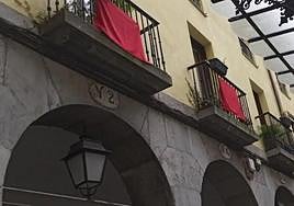 Carteles rojos que se colocaron para protestar por la situación de abandondo y necesidad de actuación en la Parte Vieja.