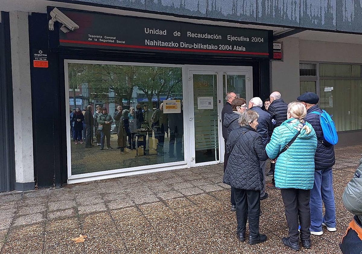 Pensionistas y jubilados ante la sede de la Seguridad Social en Tolosa.