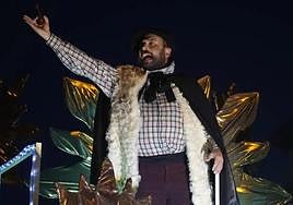 Olentzero saluda durante el desfile del domingo en Vitoria.