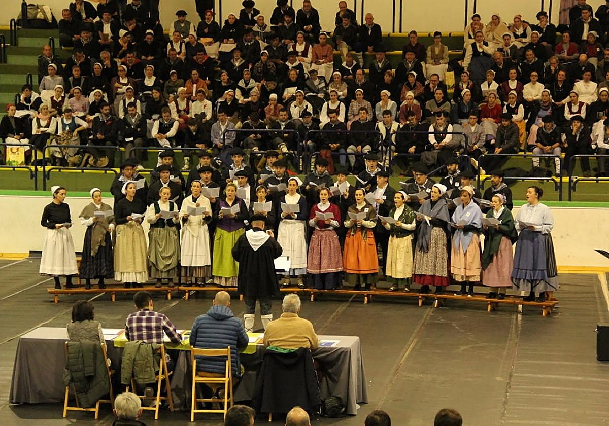 Imagen de otra edición anterior del Concurso de Villancicos Gipuzkoa, que se llevará a cabo mañana en el polideportivo de Galtzaraborda.