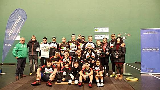 Eguberritako Trofeoan parte hartu zuten pultsulariak garaikurrekin