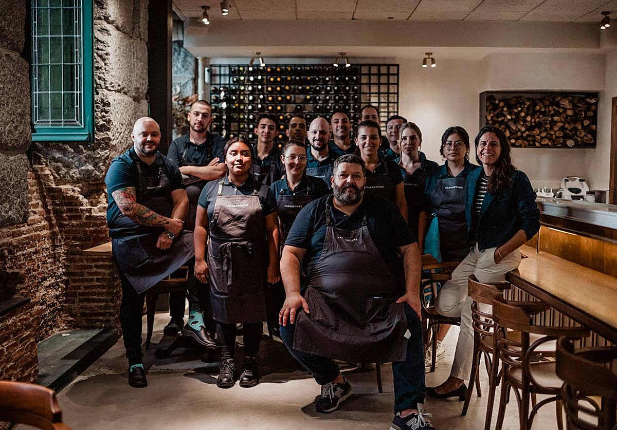 Patxi Zubizarreta, al frente de los responsables del buen hacer del Haramboure madrileño.