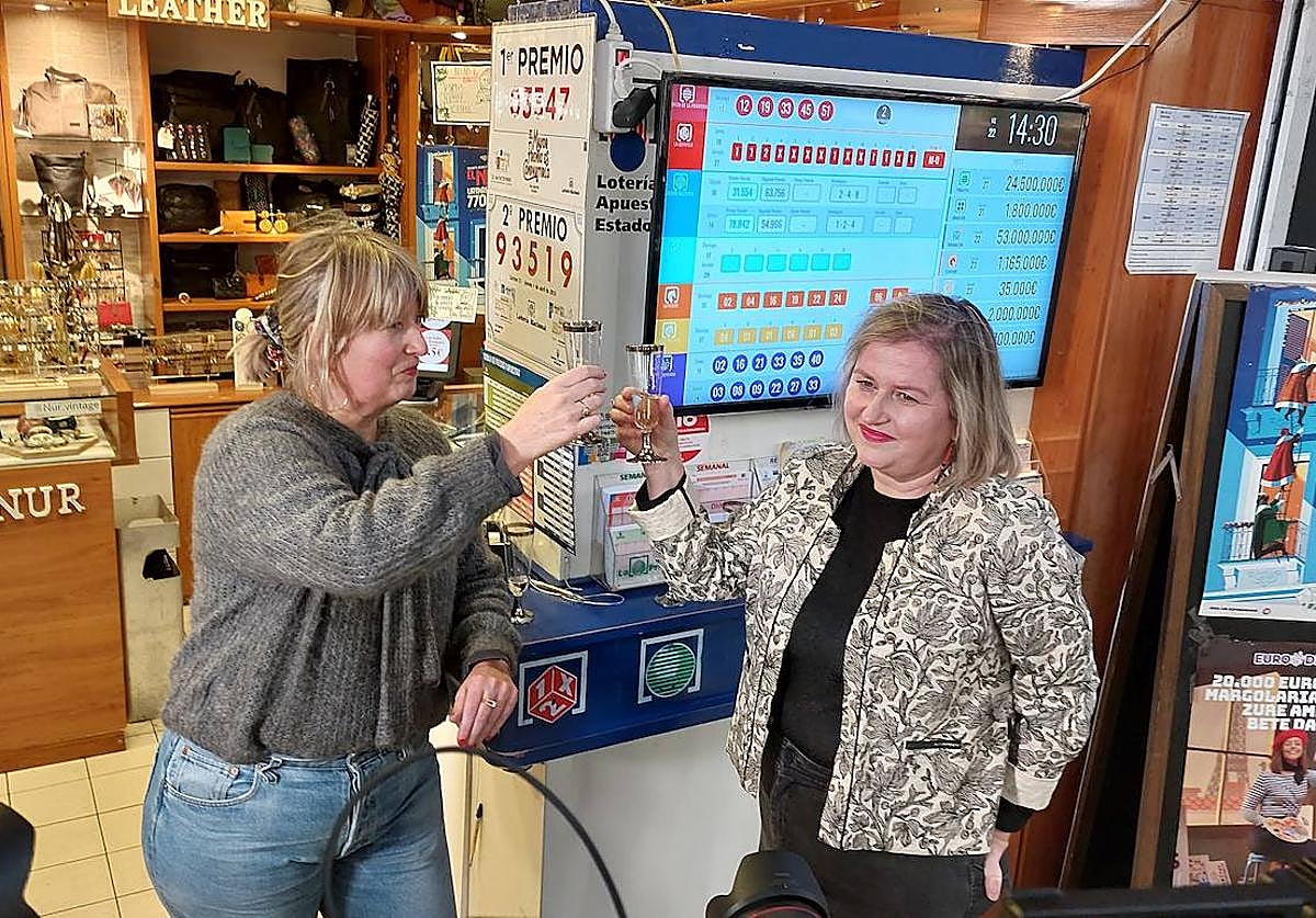Gemma y Amaia Silván brindando con champán tras vender los premios.