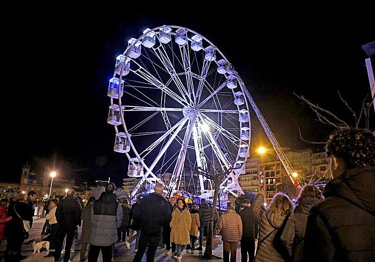 Los bomberos rescatan a los ocupantes de la noria de Alderdi Eder ante la atenta mirada de decenas de viandantes.