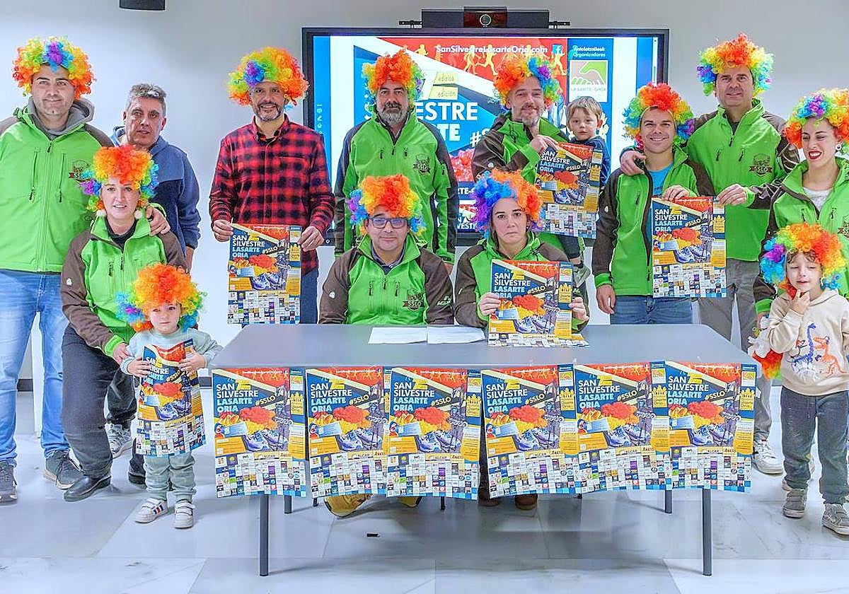 Reprresentantes municipales y organizadores durante la presentación de la carrera popular a la que invitan ir disfrazados.