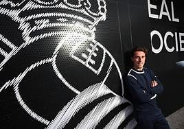 Odriozola posa junto al escudo de la Real, ayer en las instalaciones de Zubieta.