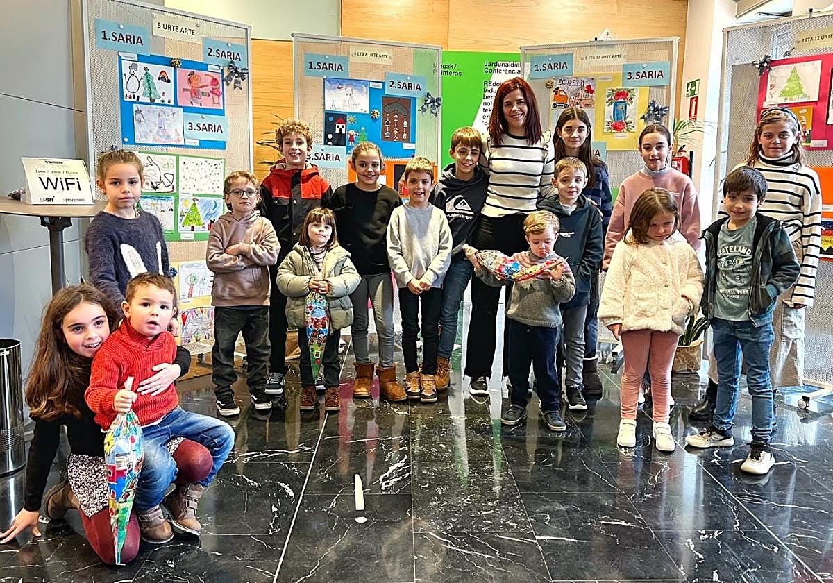 La presidenta del Colegio de Aparejadores, Nagore Azuabarrena, con los niños galardonados.