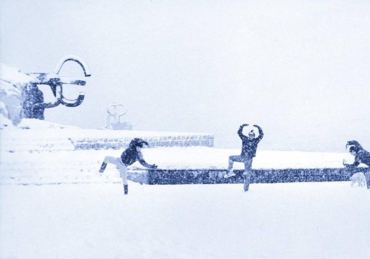 Eduardo Chillida con sus hijos Pedro y Eduardo imitan las figuras del Peine en una mañana nevada.