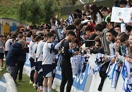 Zubimendi, al fondo, se retira antes de tiempo del entrenamiento de este viernes en Zubieta.