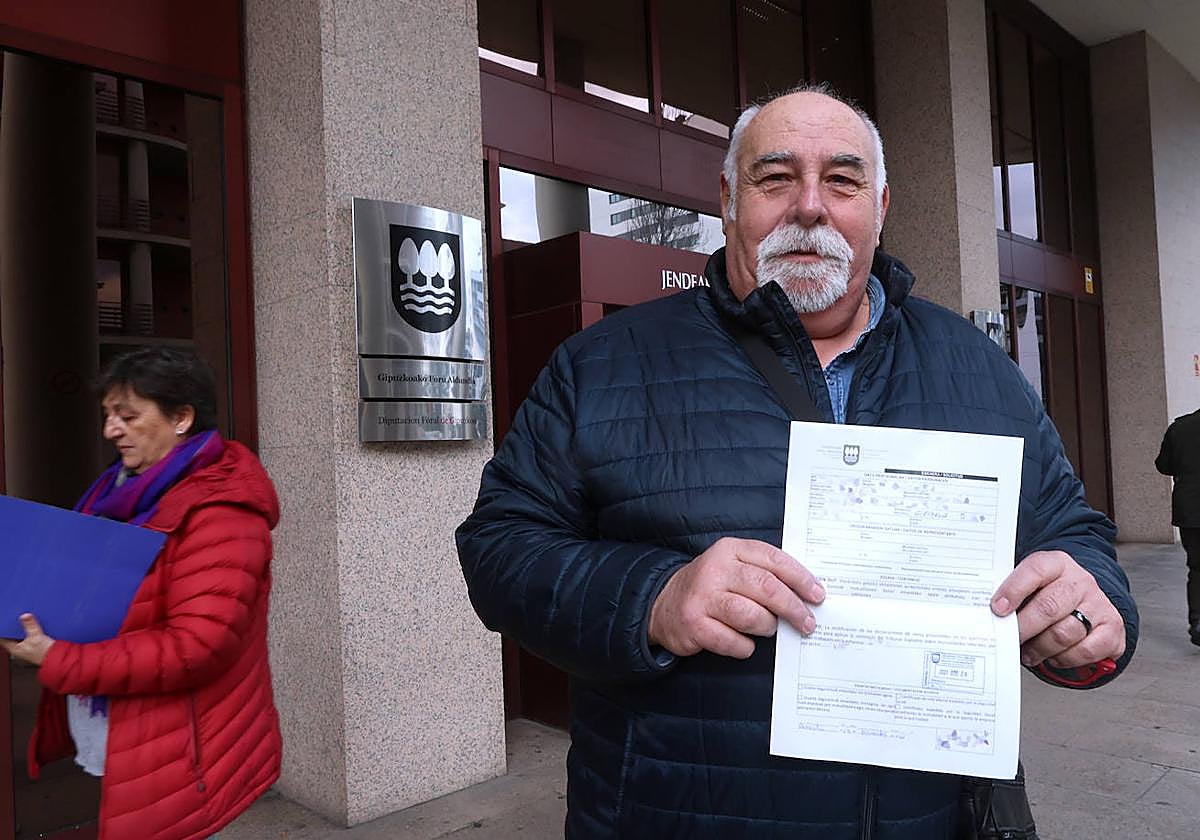 n jubilado con su escrito de reclamación, ayer en las oficinas de Errotaburu.