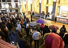 Una vista de la concentración de este viernes por la tarde en Gudarien Enparantza, frente al ayuntamiento de Hernani.