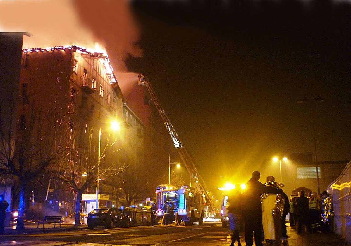 Los vecinos desalojados de los dos bloques contemplan cómo arden sus viviendas.