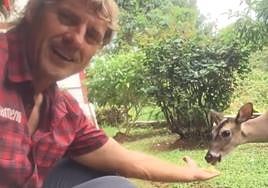 Julian Iantzi da de comer a la cervatilla Vela.