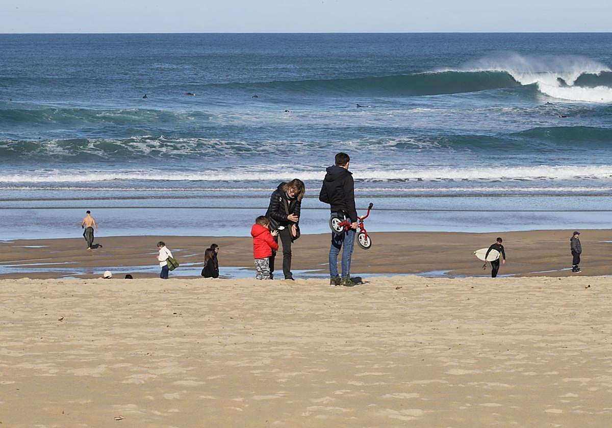 Los días de sol y playa se han podido disfrutar incluso en invierno, en un año que ha sido muy cálido en Gipuzkoa.