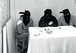 qEn público.Tres miembros de ETA anunciando una escisión en una de sus escasas apariciones en 1982.