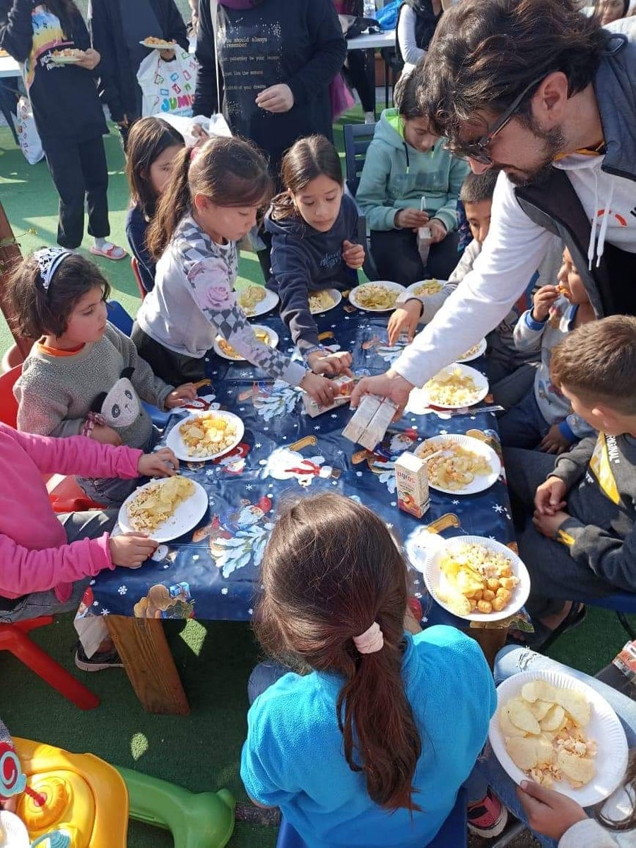 Reparto de regalos a los niños en Lesbos