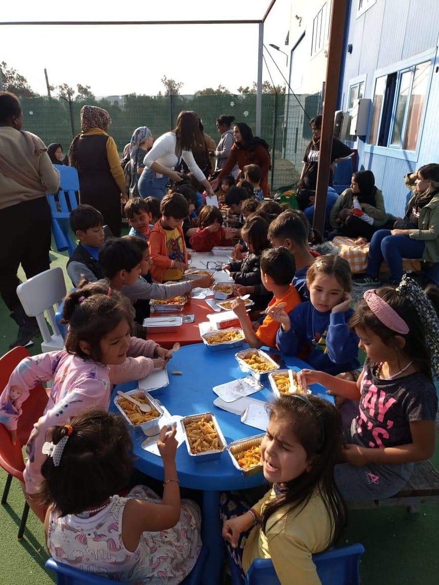 Reparto de regalos a los niños en Lesbos