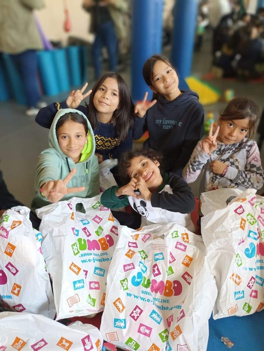 Reparto de regalos a los niños en Lesbos