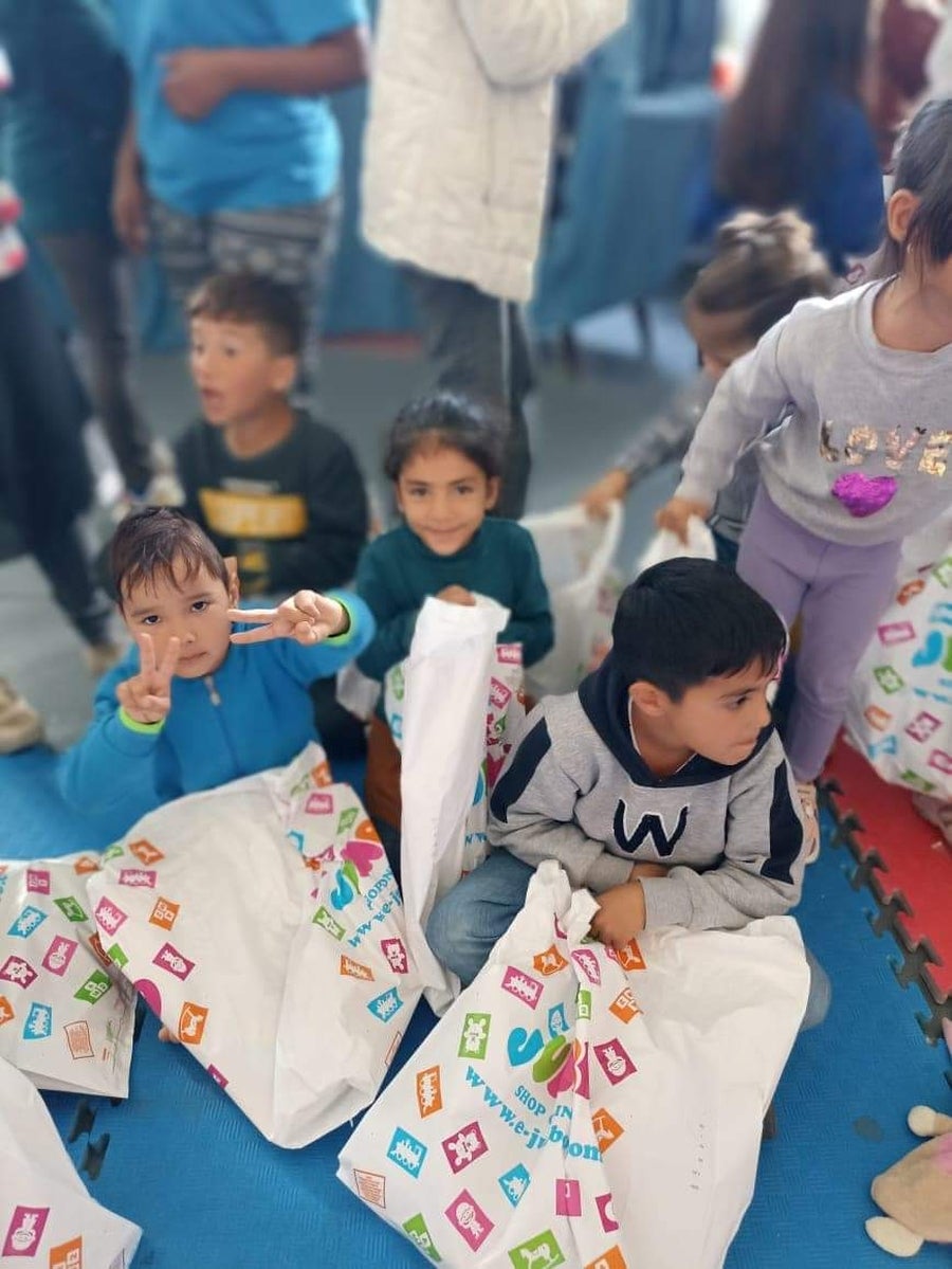 Reparto de regalos a los niños en Lesbos