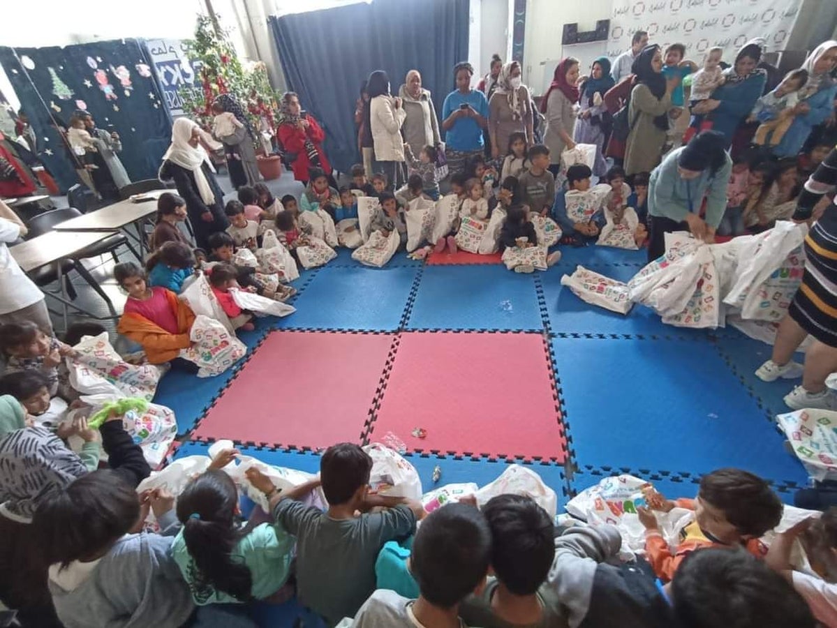 Reparto de regalos a los niños en Lesbos