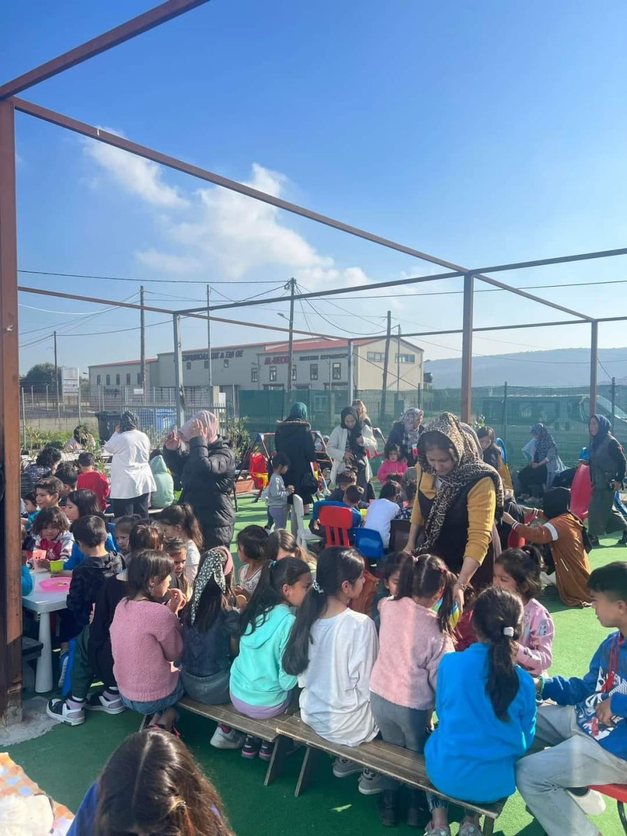 Reparto de regalos a los niños en Lesbos