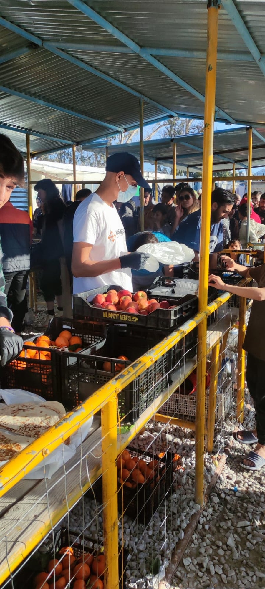 Reparto de regalos a los niños en Lesbos