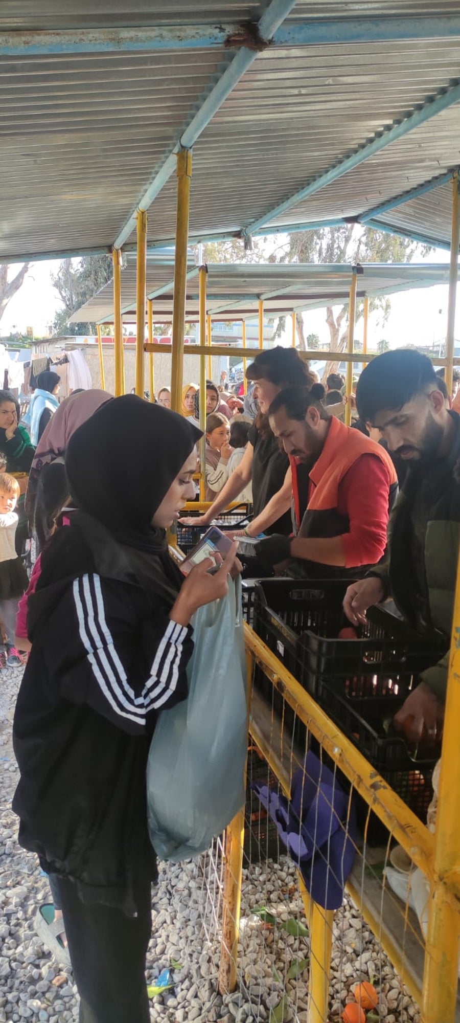 Reparto de regalos a los niños en Lesbos