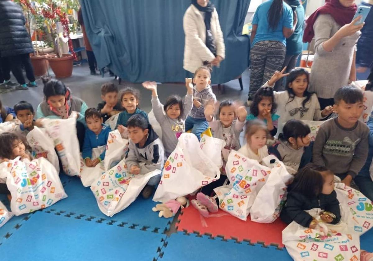 Reparto de regalos a los niños en Lesbos