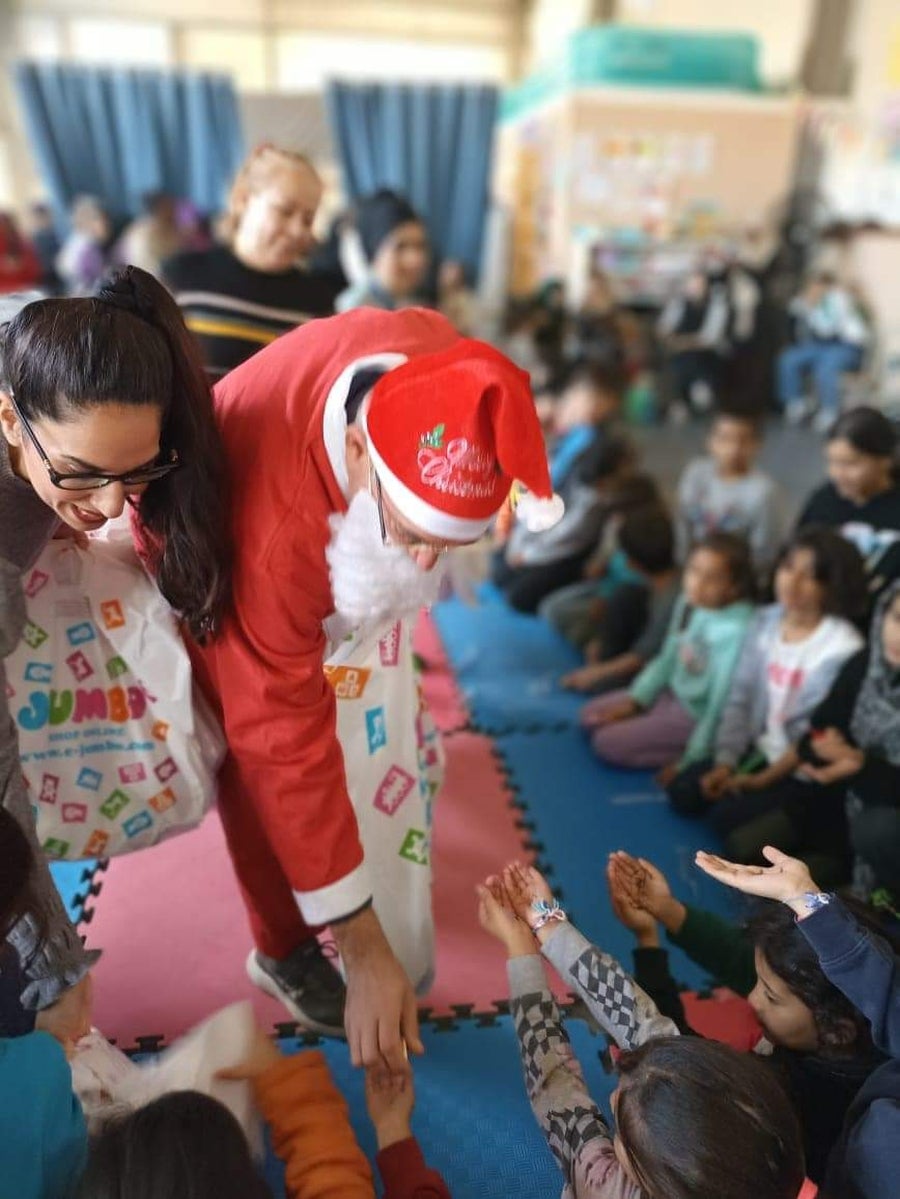 Reparto de regalos a los niños en Lesbos