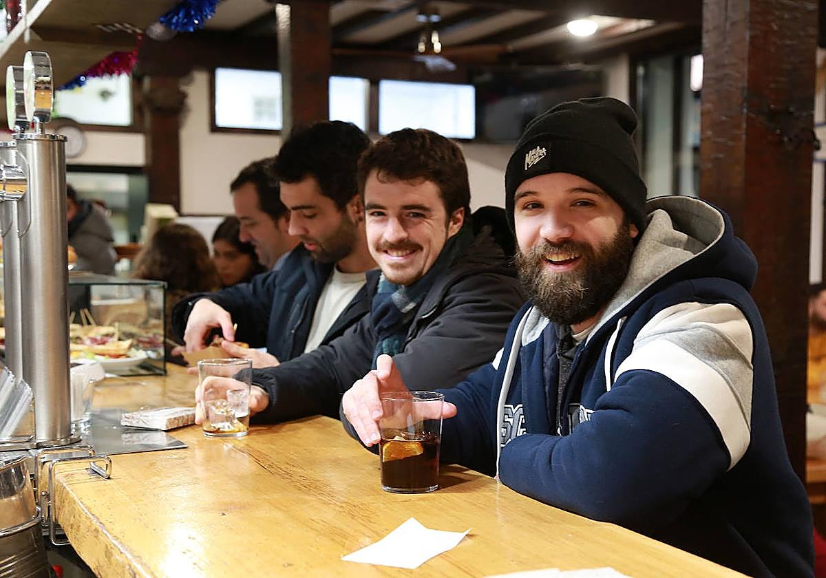 El irundarra Martin Muñoa se toma un refresco junto a su amigo Julen Escalero en el bar Aia de Irun. Este ingeniero aeroespacial de 28 años nunca ha probado una gota de alcohol.
