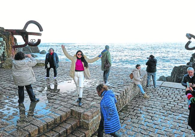 Turistas se retratan en 'El Peine del Viento' donostiarra, de Eduarco Chillida.