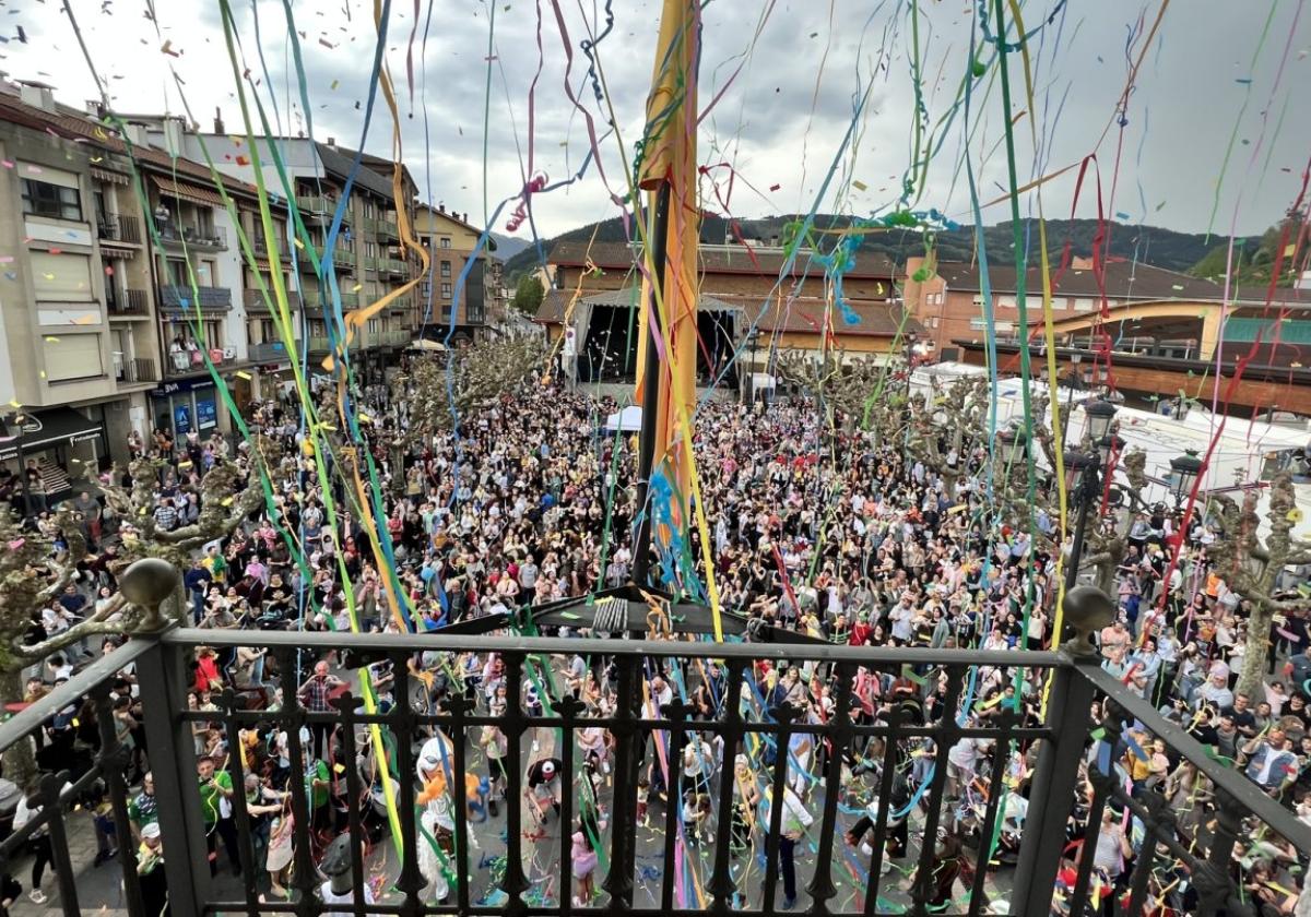 La plaza se abarrotó en el txupinazo de las fiestas de este año para comenzar con las celebraciones.