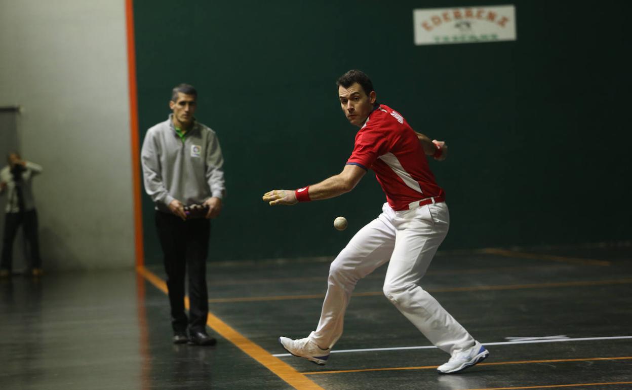 Erik Jaka recoge una pelota cerca de la contracancha. 