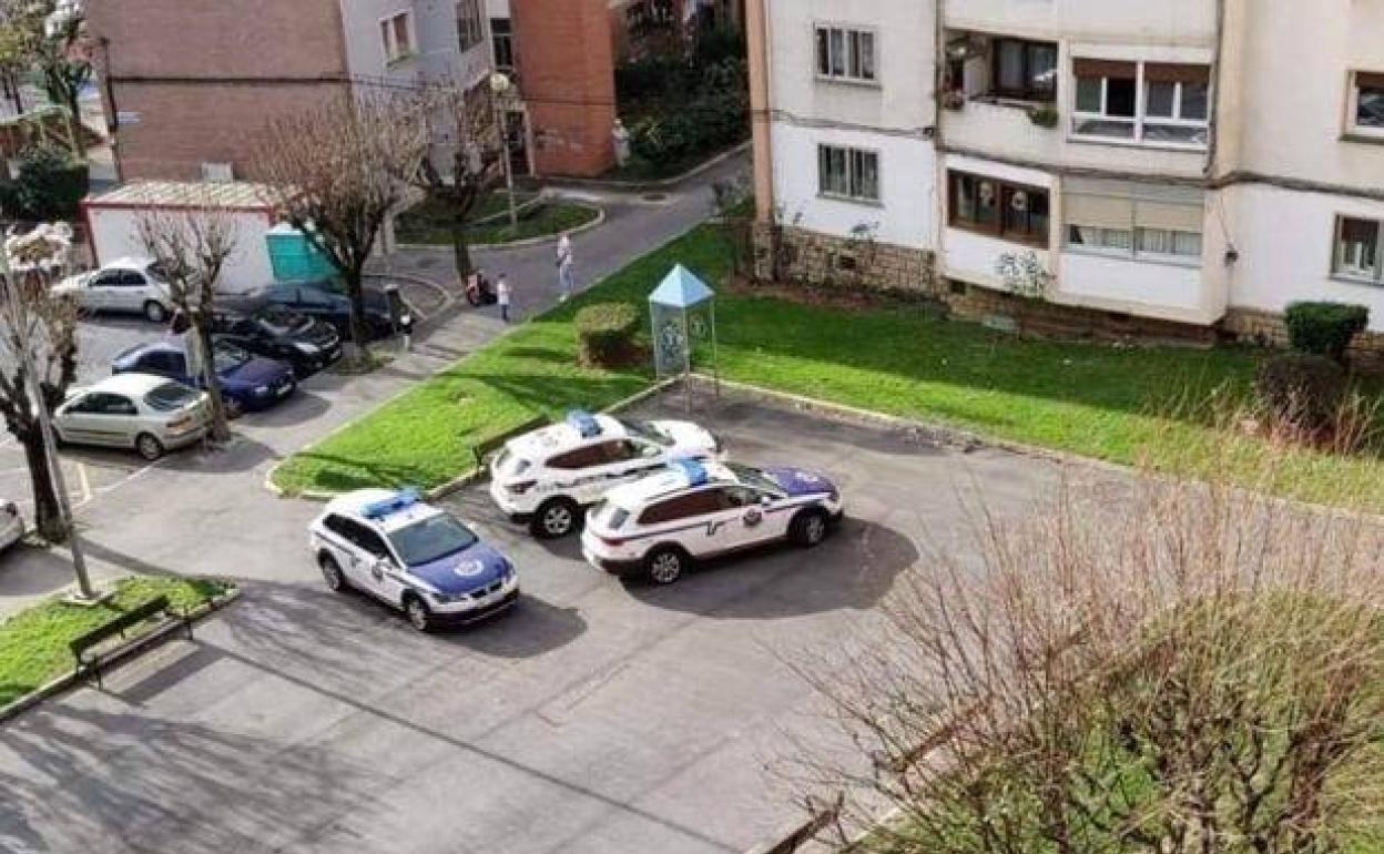 Varias patrullas de la Ertzaintza y la Policía Local de Barakaldo, en las viviendas del Grupo Primero de Mayo. 