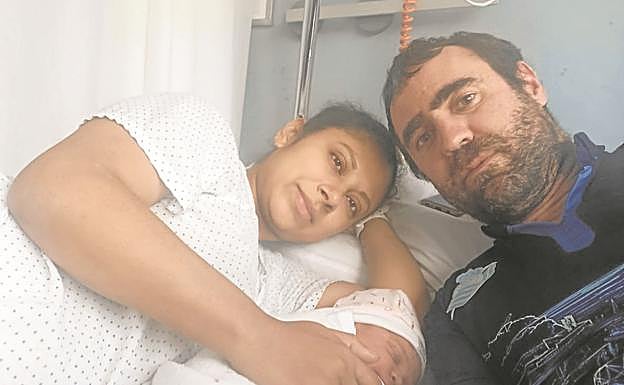 Nahia, la segunda hija de Valesca y Mikel, nació a las 2.44 horas de ayer en el Hospital de Mendaro.