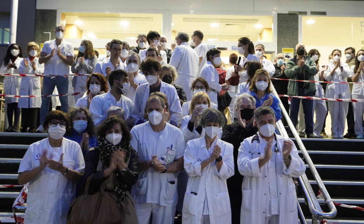 Protesta este lunes en el Hospital Donostia. 