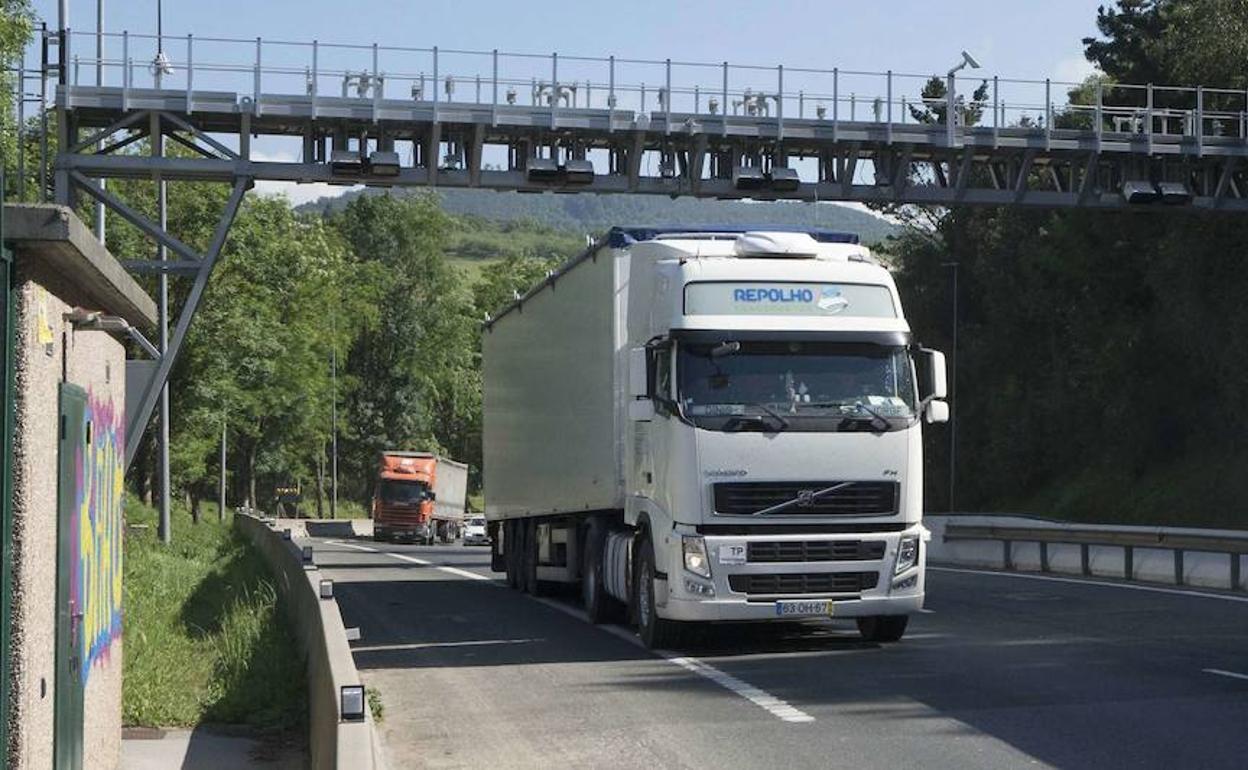 Camiones pasando en 2021 bajo los arcos de cobro del peaje para camiones en Gipuzkoa. 