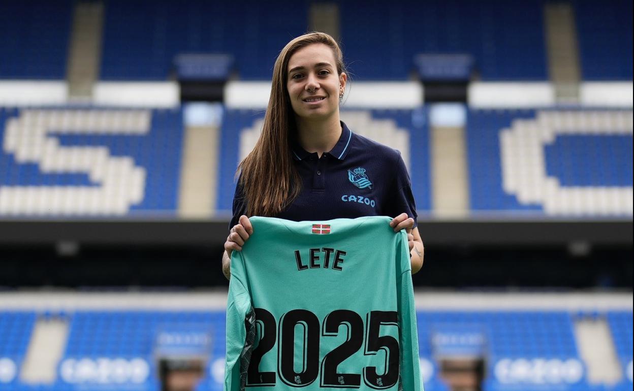 Lete posa en Anoeta con la camiseta de su renovación. 