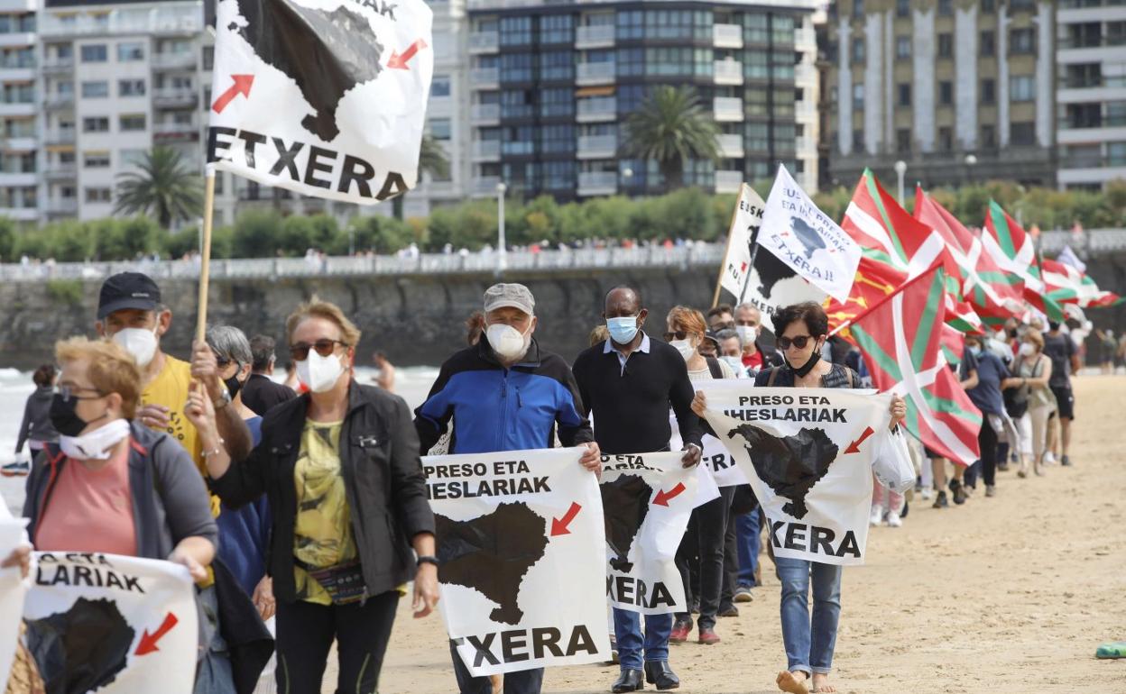 Marcha en favor de los presos de ETA en San Sebastián con la tradicional pancarta que ha presidido sus movilizaciones en los últimos veinte años. 