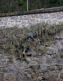 Imagen secundaria 2 - Vista del puente María Cristina desde el barco, la familia de Ucrania compuesta por Valentina, Irina y Daniel, y la rueda de molino incrustada en el muro que está junto a la subida al campus de Deusto. 